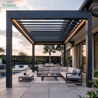Pergola haut de gamme en aluminium gris à lames orientables motorisées, protection solaire, idéale pour couvrir la terrasse au bord de la piscine