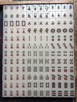 Jeu de Mahjong chinois de Singapour 144/156 tuiles en acrylique jaune ivoire style traditionnel avec tapis de table aléatoire