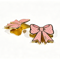 Clips métalliques personnalisés de qualité supérieure avec design de nœud, clips en émail durables avec personnalisation du logo et prix de gros compétitifs
