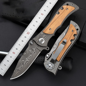 EDC Couteau de poche de survie pour camping en plein air Couteau pliant haute dureté Outil Manche en <span class=keywords><strong>bois</strong></span> Motif damassé gravé sur <span class=keywords><strong>lame</strong></span> - Product Image 6