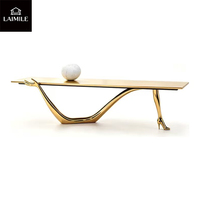Table basse de salon de luxe en verre trempé avec sculpture artistique unique, design de pieds en métal doré en forme de talon haut