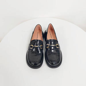 Zapatos de cuero genuino dividido para mujer con mocasines de punta redonda cerrados zapatos de tacones cuadrados con patrón de cocodrilo suave y cómodo - Product Image 5