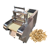 Commerciële apparatuur voor het snijden van asperges, prei, lente-ui in reepjes, blokjes en segmenten voor de voorbereiding van worst, ontbeend kip en voedsel in een voedingsfabriek.