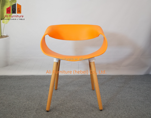 Fauteuil <span class=keywords><strong>scandinave</strong></span> minimaliste avec accoudoirs incurvés ventilés et base en bois de hêtre, design moderne pour les intérieurs contemporains - Product Image 3
