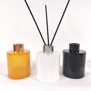 Juego de Difusores de Aromaterapia Personalizados de 5 oz (150 ml), Redondos, Negros y Blancos, con Botella de Vidrio para Aceites Esenciales y Aromas - Product Image 2