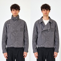 Chaqueta vaquera DIZNEW para hombre, gris lavado, oversize, con letras en relieve, cierre asimétrico, doble bolsillo, etiqueta roja en el puño y placa con nombre.
