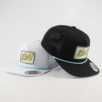 Casquette de golf snapback à 5 panneaux, visière plate, perforée au laser, avec logo personnalisé, corde imperméable et design tropical performant – Vente en gros
