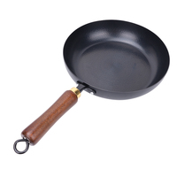 Peralatan Masak Besi Cor Tempa Tangan; Wajan Penggorengan Berlapis Anti Lengket yang Tahan Lama; Wajan Dasar Rata dengan Gagang Kayu Solid Cocok untuk Kompor Gas