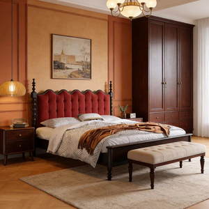 Letto Matrimoniale in Legno Intagliato Stile Vittoriano Francese Antico con Bordo Smerlato e Testiera a Cerniera per Camera Padronale - Product Image 1