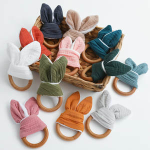 <span class=keywords><strong>Oreille</strong></span> <span class=keywords><strong>de</strong></span> <span class=keywords><strong>lapin</strong></span> en mousseline <span class=keywords><strong>de</strong></span> coton personnalisée poignée d'entraînement pour bébé <span class=keywords><strong>anneau</strong></span> <span class=keywords><strong>de</strong></span> <span class=keywords><strong>dentition</strong></span> en bois <span class=keywords><strong>oreille</strong></span> <span class=keywords><strong>de</strong></span> <span class=keywords><strong>lapin</strong></span> hochet en bois <span class=keywords><strong>anneau</strong></span> <span class=keywords><strong>de</strong></span> <span class=keywords><strong>dentition</strong></span> - Product Image 1