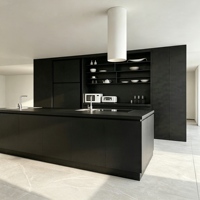 Meubles de cuisine minimalistes en bois noir mat, armoire îlot à étagères ouvertes sur mesure, décoration intérieure moderne pour maison