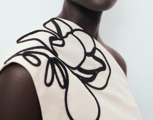 Nouveau T-shirt court décontracté et sexy pour femme, style estival 2026, noir, à épaules dénudées, brodé de fleurs irrégulières - Product Image 2