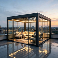 Pergola bioclimatique sur mesure avec panneaux de verre coulissants, toit à lames motorisées et éclairage LED pour terrasse urbaine ou espace extérieur