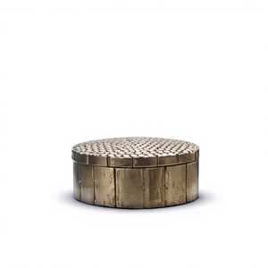 Boîte de rangement ronde décorative pour fruits secs et dattes, en métal doré texturé, avec support pour collations - Product Image 1