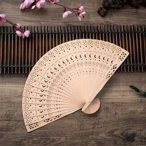 Abanicos plegables tallados tradicionales chinos fragancia abanico de mano de madera Favor de fiesta de boda - Product Image 6