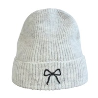 Casquette en tricot doux pour femme, style coréen, avec broderie nœud et revers, 100% acrylique, chaude et confortable, pour l'automne et l'hiver, idéale pour le quotidien, les trajets en ville et le shopping