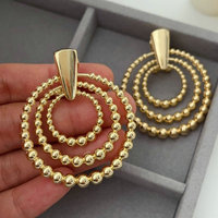 2025 Boucles d'oreilles en perles de cercle en métal doré multicouche à la mode à la mode un accessoire d'oreille polyvalent