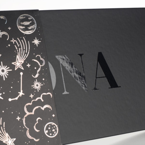 Caja de Regalo de Lujo con Forma de Libro Cosmético, de Cartón Negro y Papel Repujado con Iconos de Planetas de Dibujos Animados en Flexografía - Product Image 3