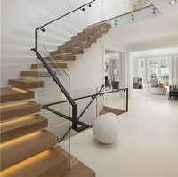 Rampe d'escalier en béton, marches en verre, escalier flottant sans cadre en verre