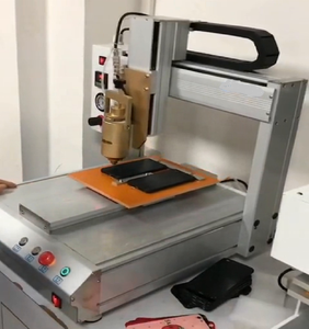Machine robotisée de distribution de colle thermofusible en pot d'aluminium de 300 ml pour LED - Product Image 1