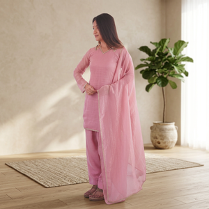 Conjunto de Kurta Crunchy para Mujer con Pantalón Farshi y Dupatta |   Traje Étnico de Manga Larga |   Dupatta con Borde de Encaje, de Secado Rápido y Elástico, para Fiestas - Product Image 1