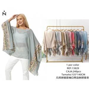 Haut de maillot de bain à manches brodées en patchwork géométrique 135x140cm - Product Image 1