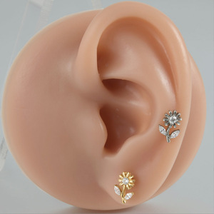 Clous à lèvres en titane en forme de patte de chat avec incrustation de cristaux pour piercing corporel - Product Image 2