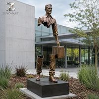 Sculpture de magnat d'affaires en bronze grandeur nature personnalisée avec valise, statue figurative surreale pour jardin extérieur, villa, décoration d'art public