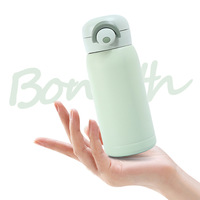 Ensemble cadeau d'entreprise de haute qualité avec bouteille, ventilateur, tasse et parapluie au design personnalisé