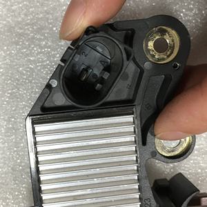 Régulateur de tension d'alternateur de voiture neuf d'origine Bosch 0272220902 0272220902 pour DISCOVERY L319 L538 - Product Image 3