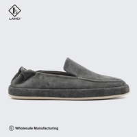 Chaussures de luxe en daim fabriquées par LANCI Footwear Manufacturing, chaussures personnalisées avec logo, design tendance, baskets.