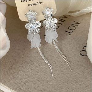 Elegantes Pendientes de Botón Chapados en Oro, Largos, de Aleación de Zinc Blanca, con Forma de Flor, Nuevo Diseño de Diamantes de Moda, para Mujer, para Fiestas - Product Image 5