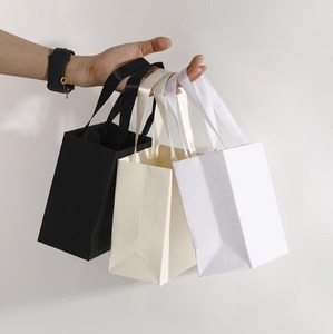 ถุงกระดาษคราฟท์รักษ์โลก พิมพ์โลโก้ตามสั่ง สำหรับร้านค้าปลีก มีจำหน่าย - Product Image 1