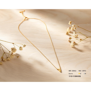 Collar con colgante minimalista de letra V de acero inoxidable para mujer, joyería de moda, paquete de 12 piezas - Product Image 3