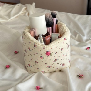 Bolsas de cosméticos reciclables de peluche suave de invierno ecológicas personalizadas, bolsa de almacenamiento de viaje para mujer, bonitos Organizadores de maquillaje de dama de honor, florales - Product Image 2