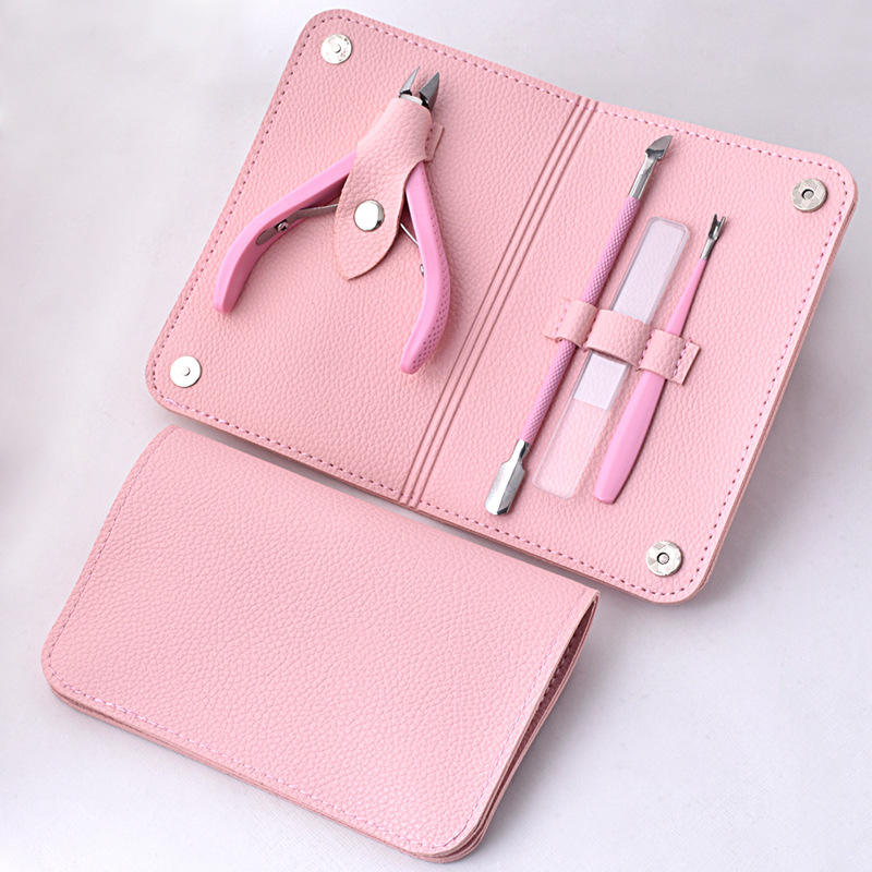 Ensemble de quatre ciseaux pour peaux mortes roses