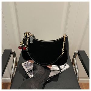 Bolso bandolera versátil con bloques de color, modelo bucket en poliéster, minimalista y elegante, ideal para la moda urbana. - Product Image 3