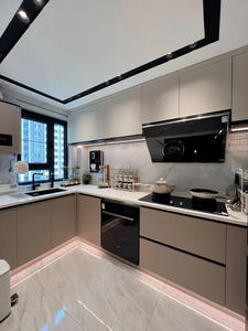 Armoires de <span class=keywords><strong>cuisine</strong></span> modernes en bois gris sans poignées avec un design de panneau bicolore, écologiques pour les cuisines urbaines ouvertes - Product Image 1