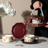Ensemble de tasses et soucoupes en céramique florales rétro de luxe léger, créatives et originales, avec boîte cadeau perlée, pour le thé de l'après-midi et l'usage domestique