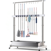 Chariot de rangement autoportant à roulettes pour outils de nettoyage avec poignée de poussée, support en acier inoxydable pour balais et serpillères pour garage et école