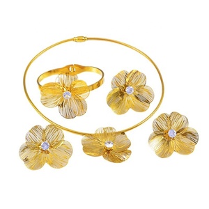 Set di Gioielli Placcati in Oro 18K con Fiori, Perle e Zirconi, Collana, Orecchini, Bracciali e Anelli in Acciaio Inossidabile - Product Image 4