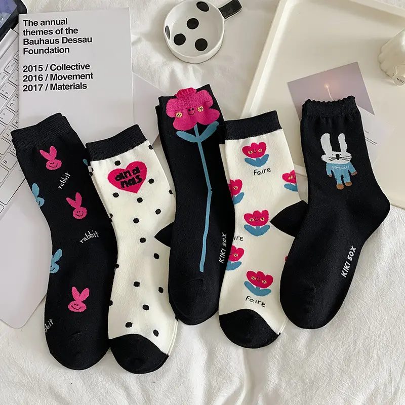 Çorap tatlı küçük çiçek orta buzağı çorap ins sonbahar ve kış çok yönlü japon kolej tarzı sevimli tavşan spor çorapları