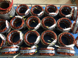 เครื่องกำเนิดพลังงานลมพลังงานแสงอาทิตย์ 100W -400W สำหรับใช้ในครัวเรือนขนาดเล็ก แบบแกนตั้ง เฮลิคอล พร้อมไฟถนน NE-Q 400 เครื่องกำเนิดพลังงานลมขนาดเล็ก - Product Image 3
