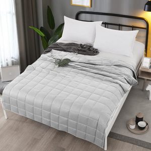 Couverture lestée gris clair en polyester pour le soutien du sommeil au printemps, en automne et en hiver - Product Image 1
