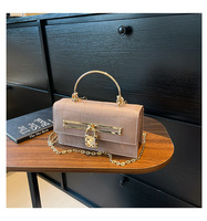 Petit sac bandoulière pour femme en cuir effet crocodile avec fermoir doré, poignée supérieure en métal et chaîne d'épaule