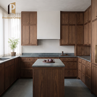 Ensemble d'armoires de cuisine modernes en bois, finition grain naturel, pour petit espace de rangement domestique