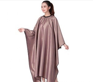 Poliestere impermeabile parrucchieri abito Hair Styling Cape trucco grembiule abito <span class=keywords><strong>da</strong></span> taglio per capelli per Salon Home barbieri mantelle per bavaglini - Product Image 3