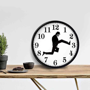 Horloge murale inspirée de la comédie britannique Ministry of Silly Walks, décoration d'intérieur comique, montre murale fantaisie, horloge silencieuse amusante - Product Image 3