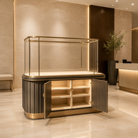 Comptoir de présentation de bijoux sur mesure en gros avec base métallique, vitrine en verre et éclairage LED
