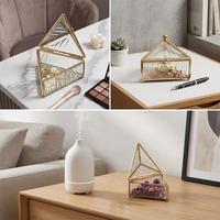 Boîte à bijoux triangulaire en verre avec cadre métallique doré, couvercle pyramidal et chaîne pour le rangement et la présentation de bijoux et de bagues